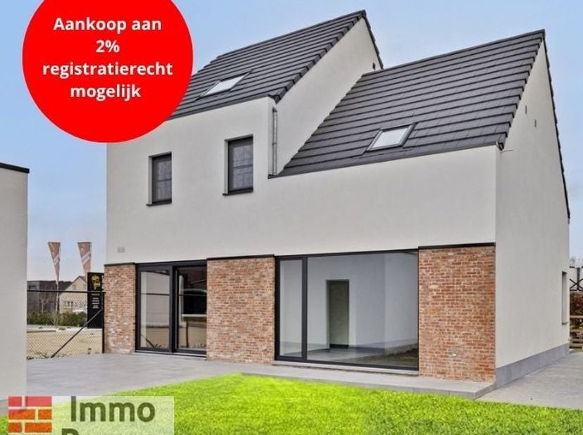 Deze prachtige woning, gelegen aan de Diestsesteenweg in Rillaar, biedt een unieke combinatie van topafwerking, ruimte en energiezuinigheid. De woning