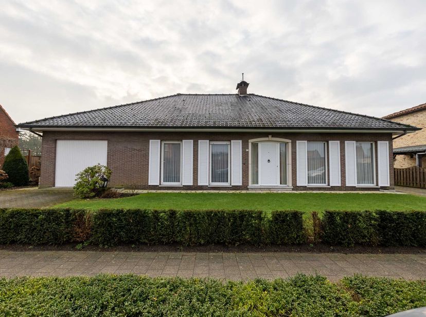 GELIJKVLOERSE WONING &lt;br /&gt;
 &lt;br /&gt;
Ruime, vrijstaande woning.  &lt;br /&gt;
Gelegen op een perceel met een oppervlakte van 6 are 26 centiare, kadastraal ge