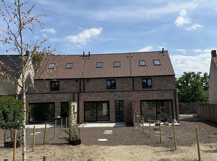 Une demande de visite peut être faite via notre site web : https://vicusvastgoed.be/nl/te-huur . Allez à la propriété concernée et cliquez sur Â deman