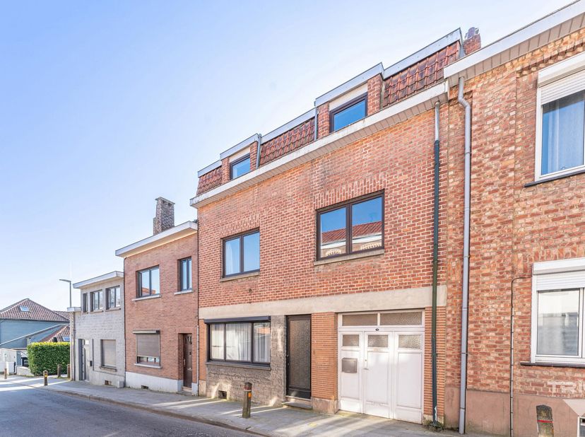 TRIOR Waterloo a le plaisir de vous proposer cette spacieuse maison villageoise pleine de potentiel, idéalement située à quelques dizaines de mètres d