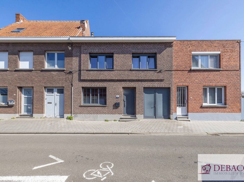Goed en centraal gelegen woning in hartje centrum:&lt;br /&gt;
Bestaat op het gelijkvloers uit inkomhal, ruime woonkamer, prachtige ingerichte (luxe) keuken