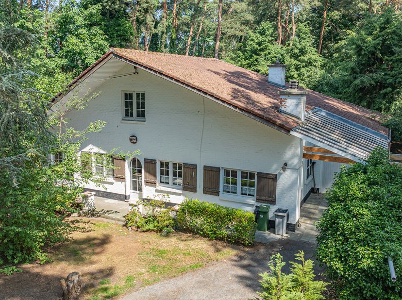 Ben je op zoek naar een renovatieproject met potentieel op een rustige, groene locatie? Ontdek deze charmante woning, gelegen op een mooi perceel aan