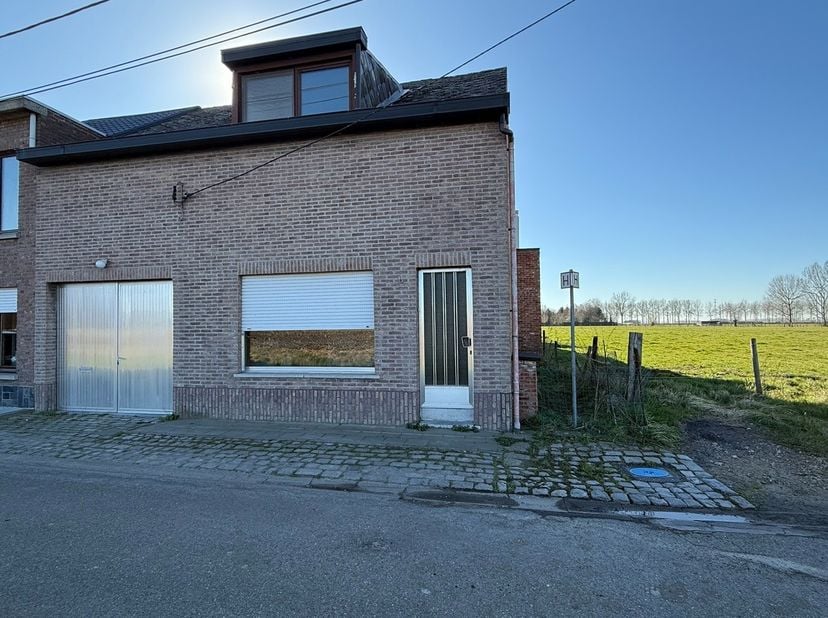 Dit pand is idyllisch gelegen: rustig omringd door velden met wijds uitzicht en toch op een boogscheut van E34 en centrum van Melsele en Beveren.&lt;br /