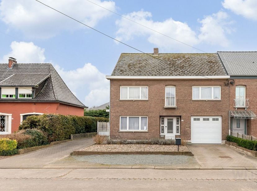 Deze ruime en zeer goed onderhouden woning is gelegen aan de rand van Hulshout. &lt;br /&gt;
&lt;br /&gt;
Het gelijkvloers bestaat uit een inkomhal, grote living