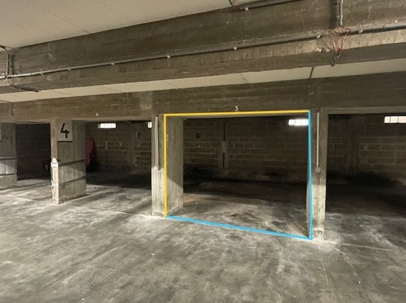 Binnen de ring van Leuven treft u deze inpandige autostaanplaats in een goed onderhouden, afgesloten gebouw met geautomatiseerde poort.&lt;br /&gt;
Op wande