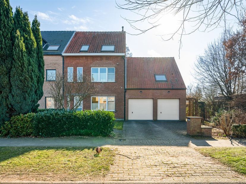 Knappe halfopen bebouwing voorzien van drie slaapkamers op een riant perceel van 730m² met dubbele garage en atelier/werkzolder op toplocatie te Lint