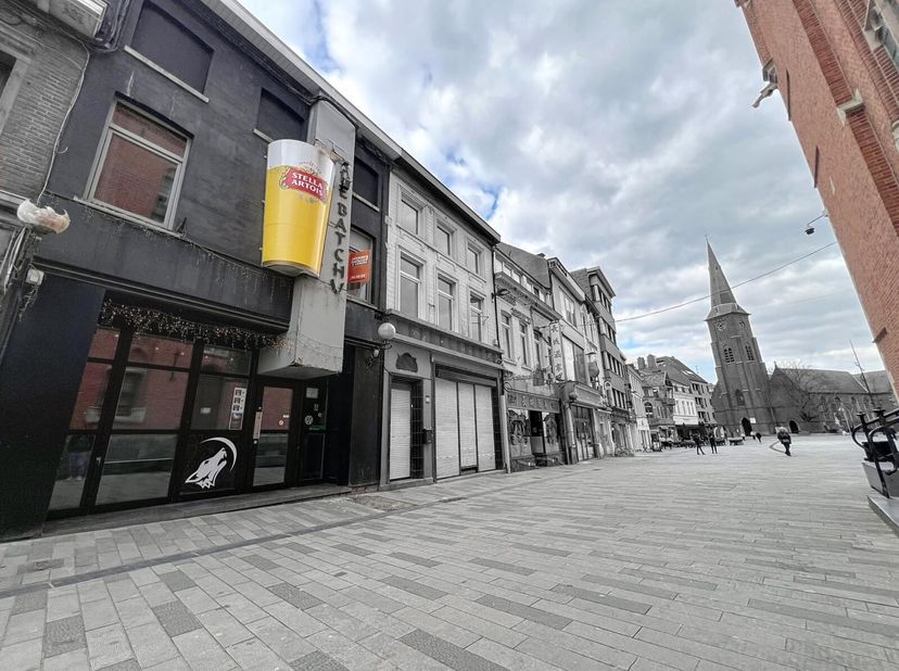 REZ-DE-CHAUSSÉE COMMERCIAL :&lt;br /&gt;
Le &quot;Batchu&quot;, bar connu de tous, exploite les lieux depuis plus de 35 ans.&lt;br /&gt;
Surface totale de 203 m² (intérieu