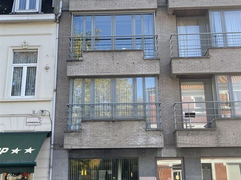 Top gelegen appartement in omgeving van winkels en stadscentrum : inkom, living, mooi terras vooraan, ingerichte moderne keuken, toilet, badkamer, 2 s