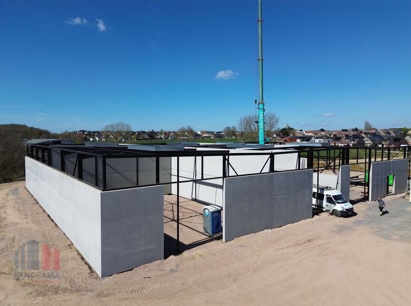 Nieuwe KMO-unit met een oppervlakte van 240 m². De nieuwe KMO-ontwikkeling &#039;THEA&#039; bestaat uit 22 casco KMO-units met oppervlaktes tussen 180 m² en 300