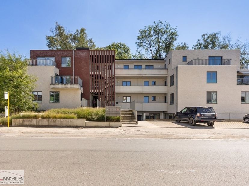 Immo Groot Leeuw vous présente cet appartement récent situé dans la Residentie Beaumont, près du centre de Geraardsbergen. Il dispose d&#039;une place de p