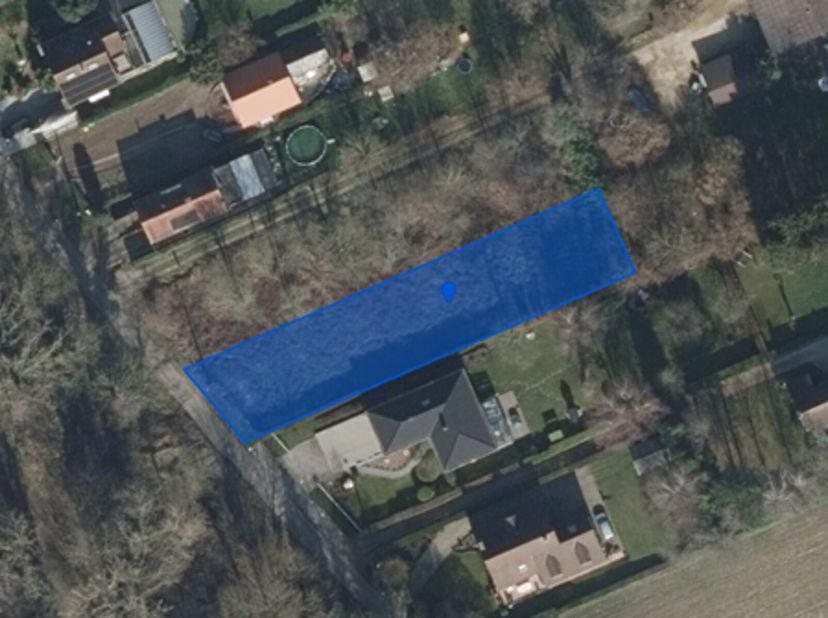 Terrain à bâtir idéalement situé dans une rue calme (sens unique) à quelques pas du centre de Kraainem et du Parc Jourdain.&lt;br /&gt;
Le terrain a une sup