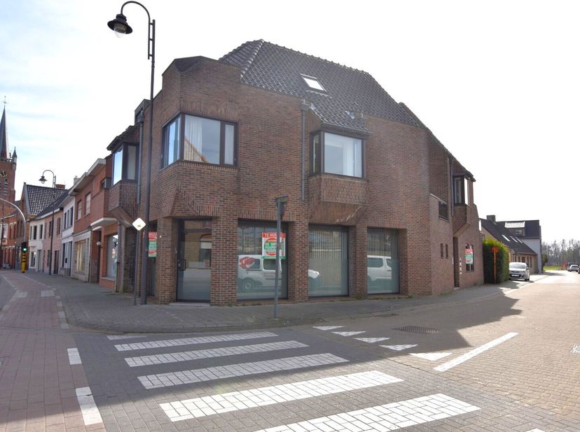 Handelsgelijkvloers (70 m²) op zéér centrale ligging te Sijsele. - ruimte 1: +/- 20 m²- ruimte 2: +/- 19 m²- ruimte 3: +/- 9 m²- kitchenette - toiletH