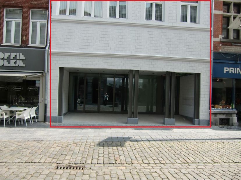 In het centrum gelegen handels-, winkel-, kantoorruimte van 220 m², met mogelijkheid om een gedeelte te huren. Pas gerenoveerde voorgevel.
