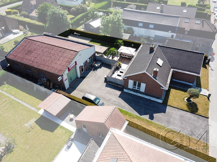 MOUSCRON&lt;br /&gt;
Idéal indépendant !!! Ensemble composé d&#039;une villa de type plain-pied et d&#039;un entrepôt de 200m² avec bureaux, situé dans un secteur app