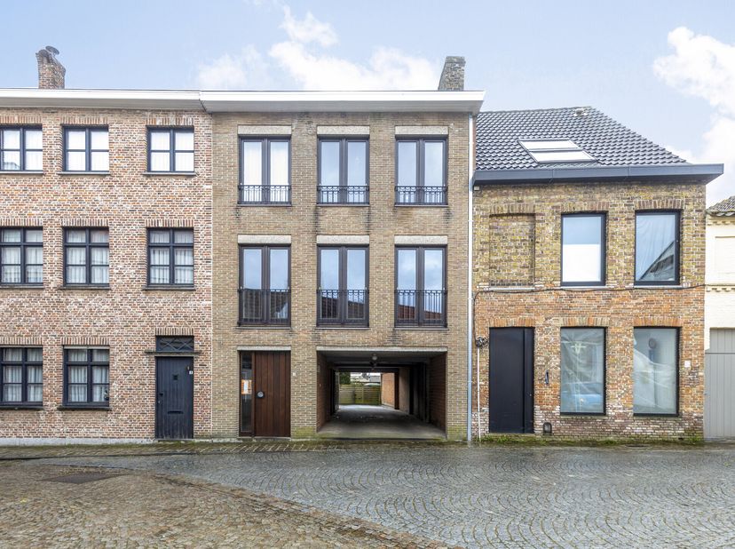 Nous trouvons cette opportunité dans la Colettijnenstraat, une rue secondaire de la Katelijnestraat. Ce bâtiment se compose de 3 appartements de 2 cha