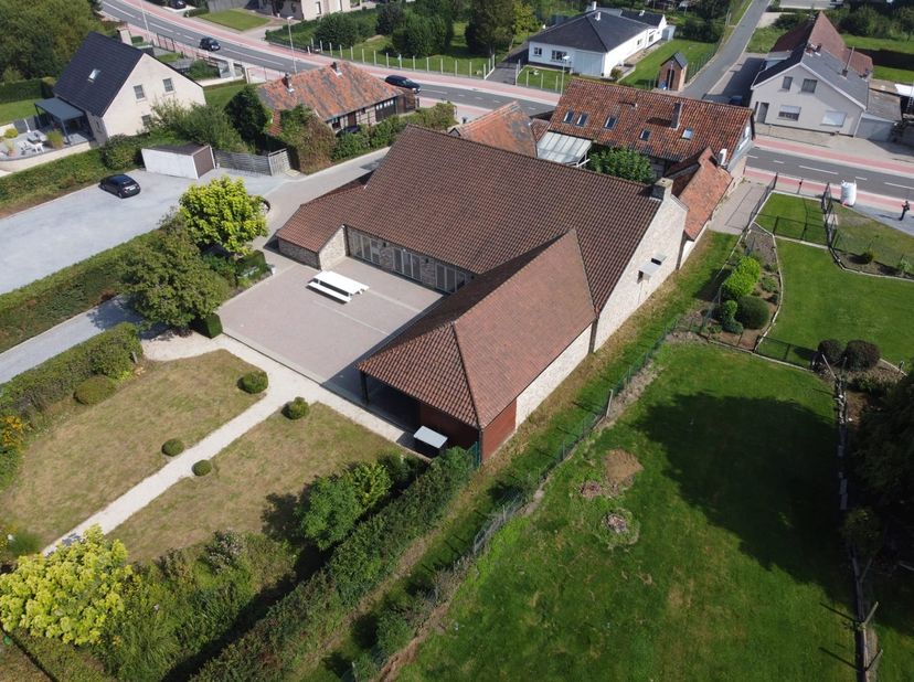 Feestzaal/restaurant gesitueerd in een karaktervol pand op een toplocatie te Wellen. Door de riante oppervlakte van zowel het pand als het terrein is
