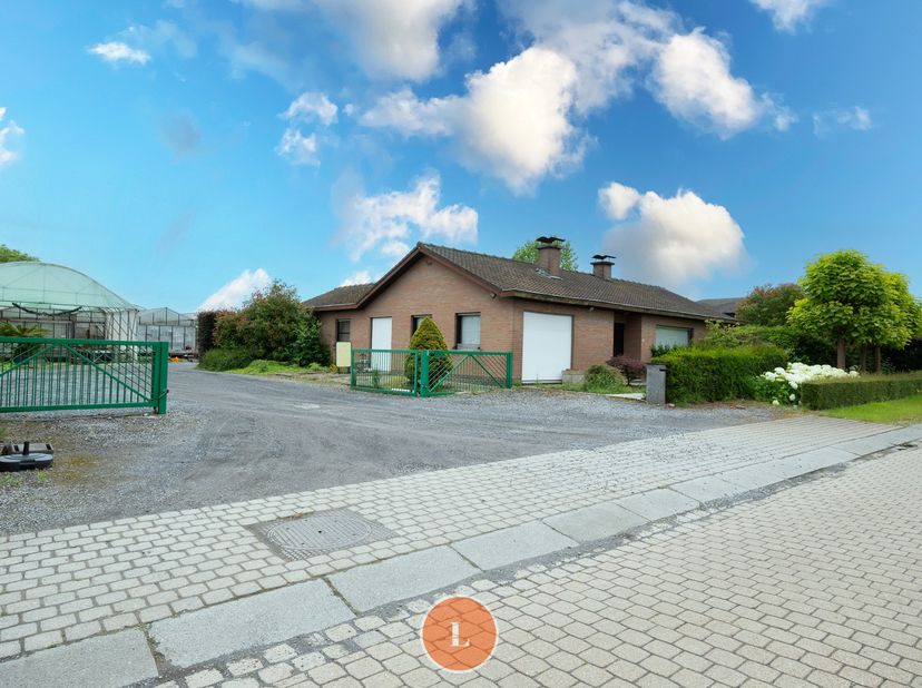 Deze unieke eigendom leent er zich perfect toe om wonen en werken te combineren.&lt;br /&gt;
Vooraan het perceel staat de ruime gelijkvloerse woning met aan