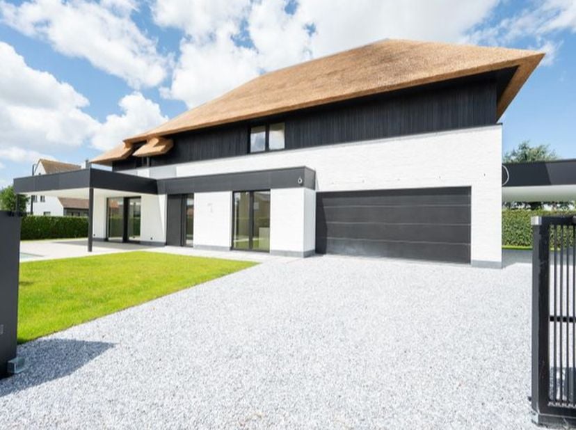 Deze droomvilla met een bewoonbare oppervlakte van 316 m2 ligt in een rustige residentiële wijk net buiten het centrum van Knokke en is voorzien van a