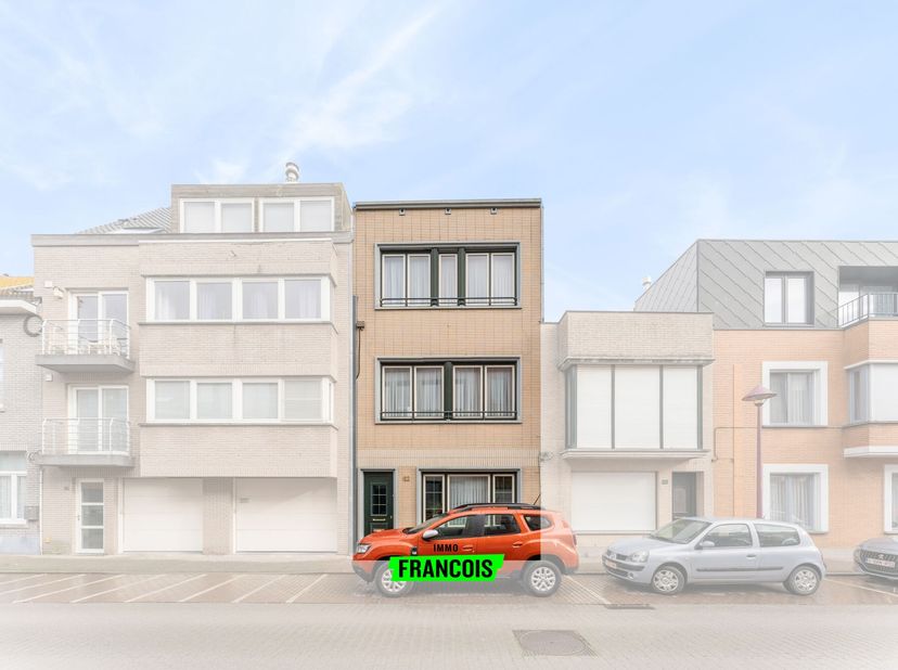 Située dans la rue J. De Meyer à Blankenberge, à seulement quelques pas du port de plaisance, de la digue et de la plage, cette spacieuse maison de vi