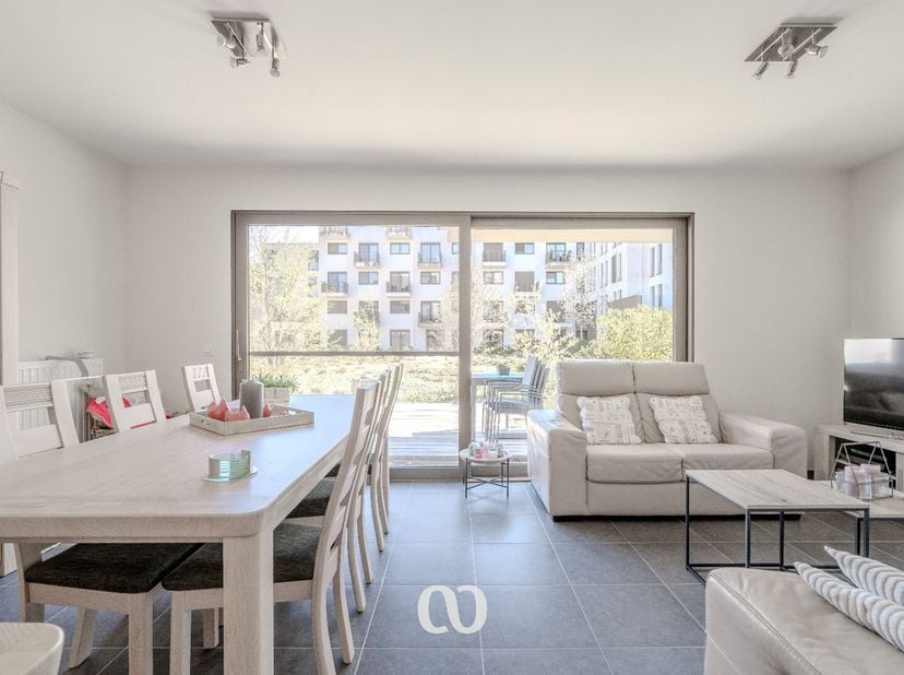 Op zoek naar een recent en energiezuinig appartement met twee slaapkamers in Oudenaarde? Zoek niet verder!&lt;br /&gt;
Dit instapklare appartement, gebouwd