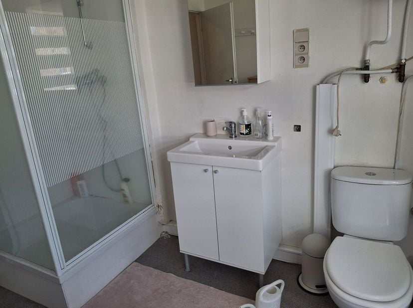 Gelijkvloers vinden we een handelszaak met vooraan een ruimte van zo&#039;n 70m². Erachter een voorraadruimte. Achteraan in de zaak toiletten.&lt;br /&gt;
De zaa
