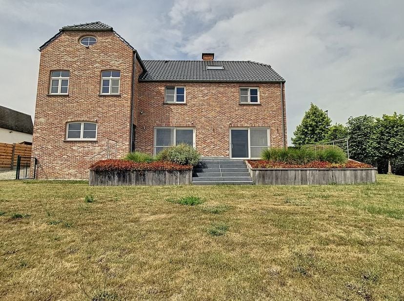 Belle villa située à Overijse, 12 ares, parfaitement finie. &lt;br /&gt;
&lt;br /&gt;
Rez-de-chaussée : hall d&#039;entrée (9m²) avec toilettes séparées, salon de 47m²