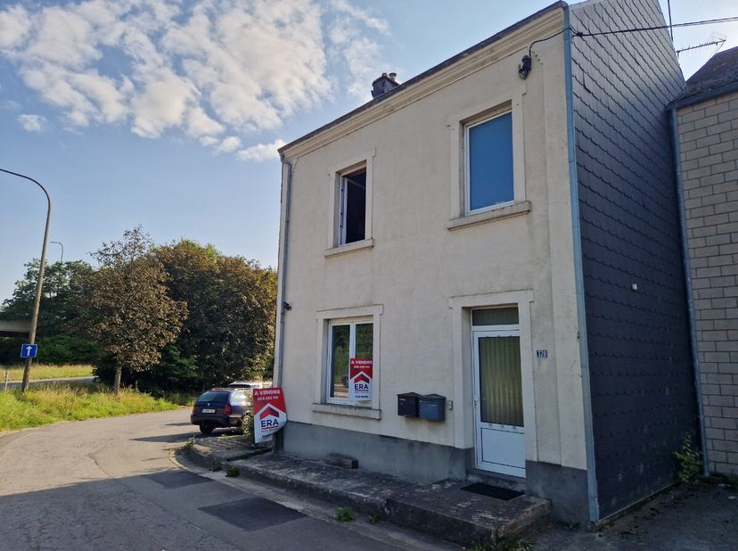 ERA B-LUX à le plaisir de vous présenter cette maison 3 façades avec jardin, située à lentrée dArlon. Elle se compose de : Rez-de-chaussée : hall dent