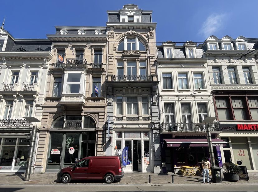 Ligging&lt;br /&gt;
Dit handelspand is te huur op een absolute topligging in hartje Gent, gelegen in de Vlaanderenstraat. Deze levendige en drukbezochte win