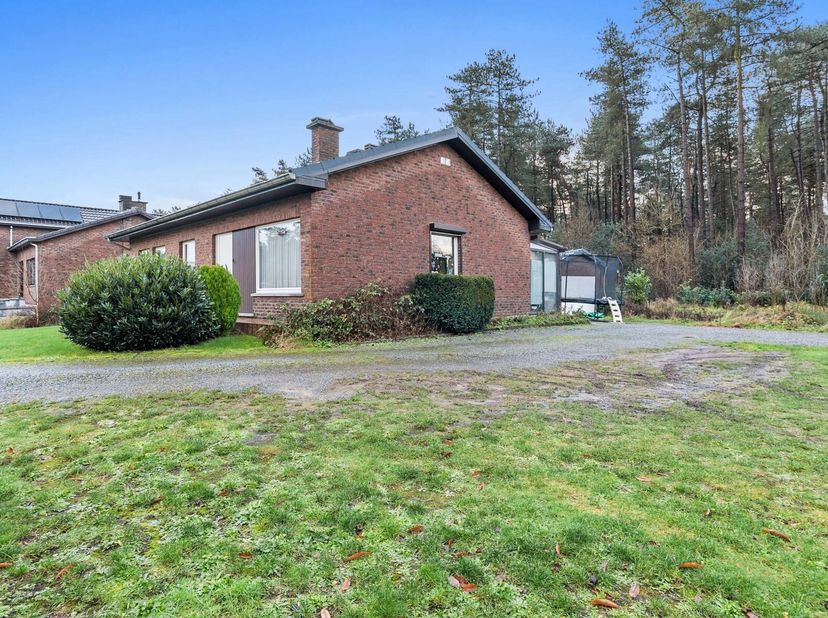 Voor meer info, 360° en foto&#039;s, surf naar www.immo-c2.be&lt;br /&gt;
Nabij het centrum gelegen laagbouwwoning (OB) op een mooi perceel van 13A en 55CA.&lt;br /