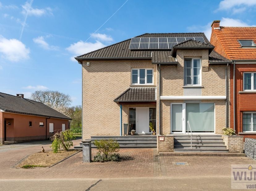 Deze gezellige, instapklare woning is gebouwd op een ruim perceel bouwgrond van wel 34a60, zijnde breedte perceel 20m en diepte 198m.&lt;br /&gt;
&lt;br /&gt;
Aan