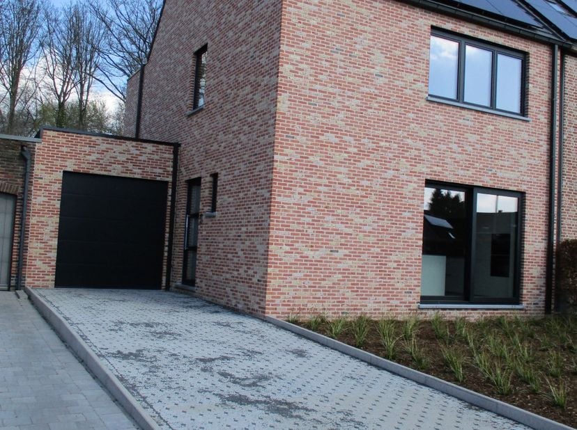 Zeer rustig gelegen op korte afstand van scholen en winkels vlakbij belangrijke invalswegen. De BEN woning heeft een ruime inkomhal, een gastentoilet,
