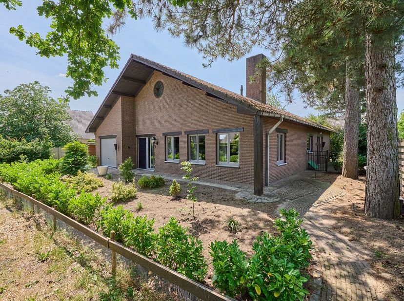 In een rustige en groene buurt van Bocholt ligt deze verrassend ruime woning op een volledig omheind perceel van 6are 96ca. Deze biedt op het gelijkvl