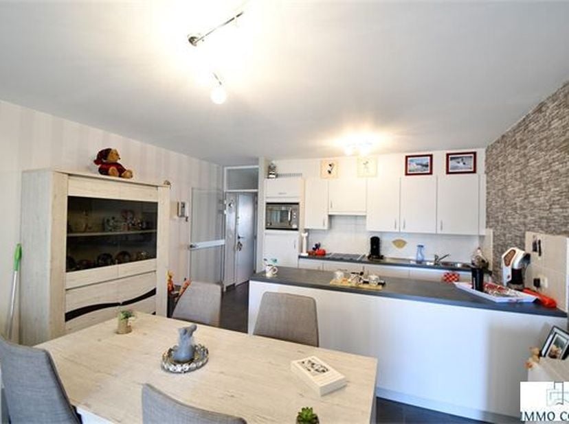 Charmant appartement situé dans le centre animé de Middelkerke ! Cet appartement moderne, construit en 2009, offre confort et style. Avec 2 chambres s