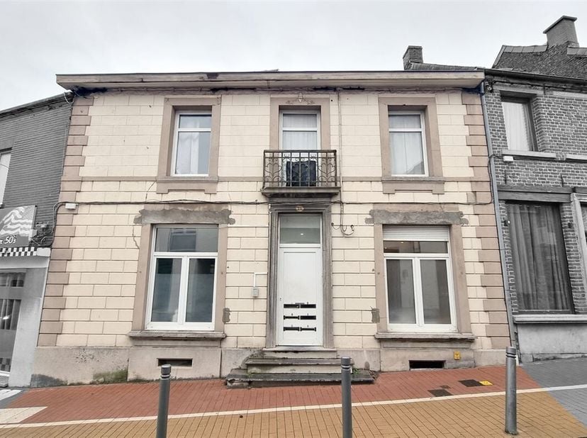 SOUS OPTION - PLUS DE VISITE - Prix: 350.000 euros, frais d&#039;agence non inclus et à charge de l&#039;acquéreur.&lt;br /&gt;
Immeuble de rapport dans le centre de