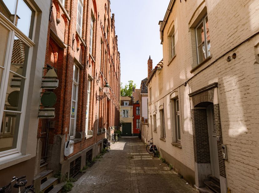 In het bruisende centrum van Brugge, op wandelafstand van de Vismarkt, de Markt, de Burg en het Astridpark, bevindt zich deze instapklare en recent ve