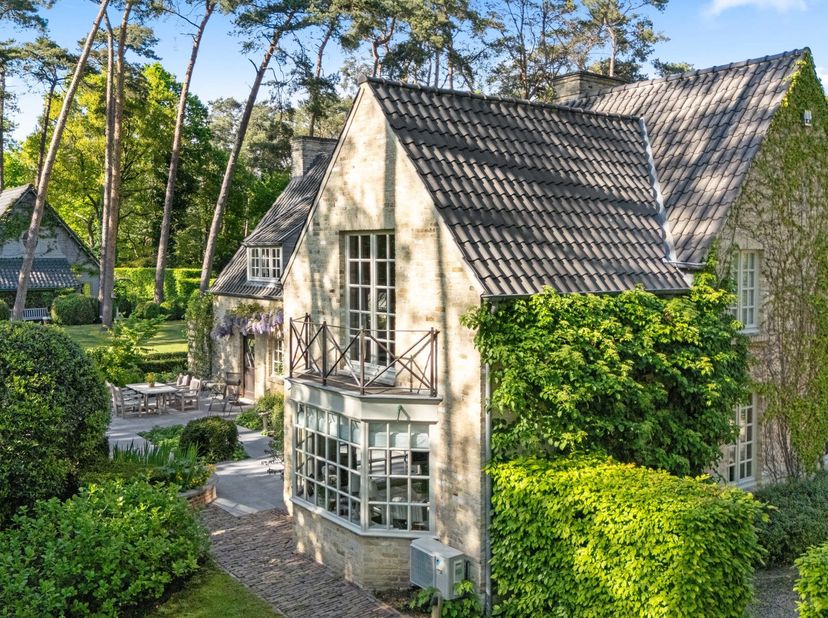 In een rustige en groene straat, op de grens van Keerbergen en Rijmenam, vinden we deze landelijke villa gebouwd door Vlassak-Verhulst. De woning geni