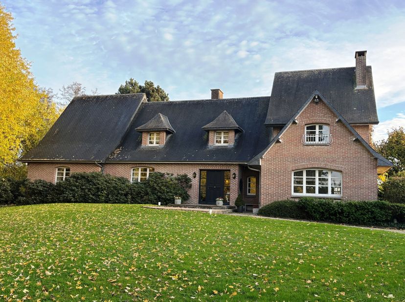Dans un écrin de verdure, sur un terrain de près d&#039;un hectare, cette magnifique villa est situé en France à proximité de la frontière belge, à 30 minu