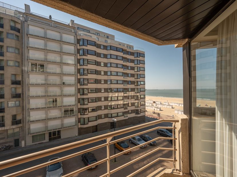 Dit charmant appartement is gelegen aan de zonnekant op een plein aan de zeedijk Duinbergen op wandelafstand van RBSC zeilclub. Het biedt een mooi zij