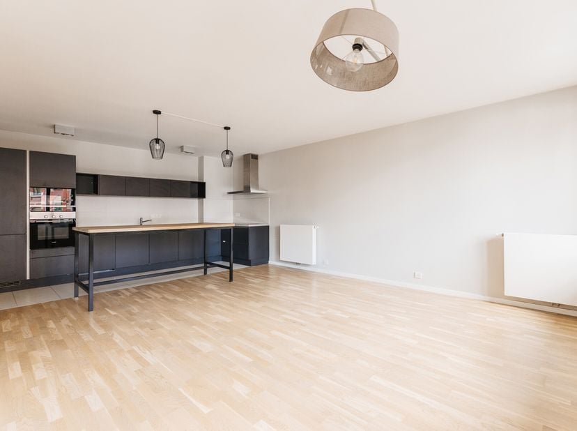 Appt n°12 (±94 m2 selon le PEB) au 2ème étage&lt;br /&gt;
 *hall de nuit&lt;br /&gt;
*toillette invitée&lt;br /&gt;
*séjour (±28 m2): parquet en chêne massif&lt;br /&gt;
*cui