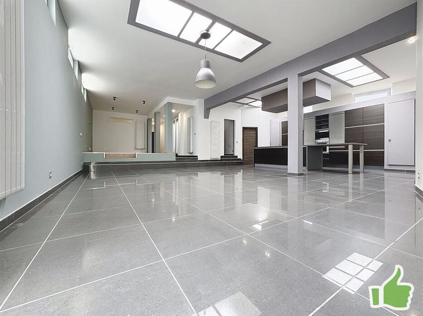 Magnifique et unique LOFT à louer proche du centre ville de Mouscron, complètement isolé !!!! &lt;br /&gt;
Garage 2 voitures avec porte motorisée, immense l