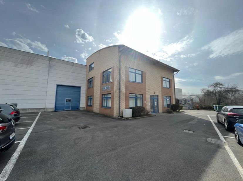 Le bâtiment bureau est situé à côté de la N93. Il y a 10 places de stationnement disponibles. Le bâtiment se compose de 3 étages, avec des bureaux ouv
