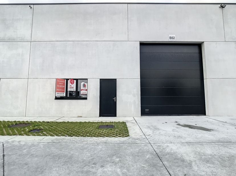 Nieuwbouw KMO unit van ca. 220 m² te koop in Waregem. Het KMO park is gelegen op een toplocatie aan de Kortrijkseweg tussen Kortrijk en Waregem en is