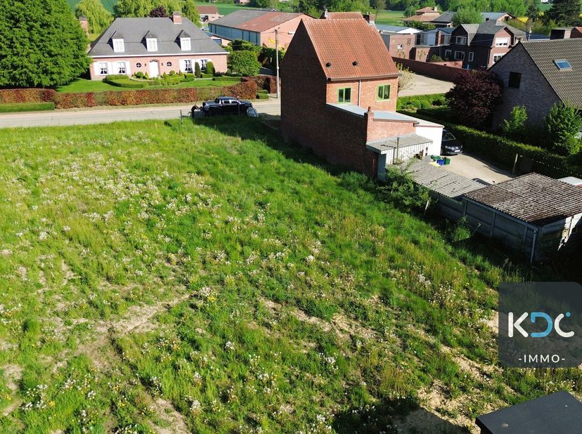 Terrain à bâtir plat de 27are32ca idéalement situé, avec une belle vue sur zone verte située derrière. Pour une maison 3 façades.&lt;br /&gt;
Zone résidenti