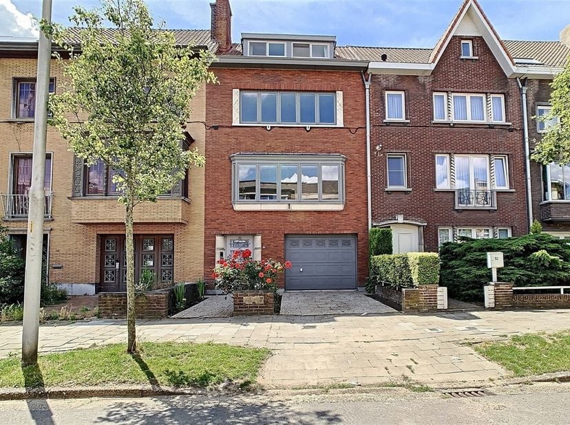 BEZOEK? Contacteer ons op het nummer 09.225.00.78. Opgelet: cohousing niet toegelaten. Deze ruime stadswoning is gelegen in een rustige buurt nabij he