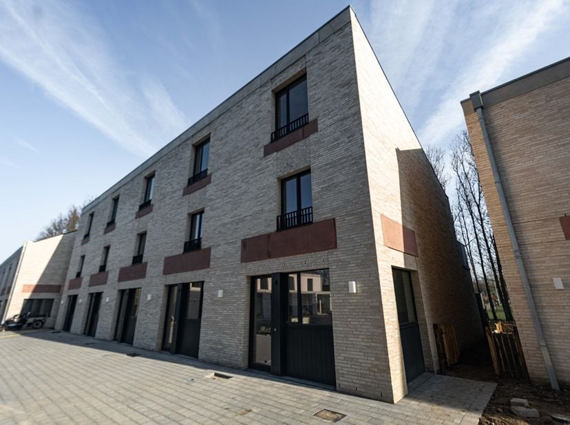 Nieuwbouw half open bebouwde woning op loopafstand van het centrum van het pittoreske Stene en open zicht op groene weide en sportcentrum.&lt;br /&gt;
Besta
