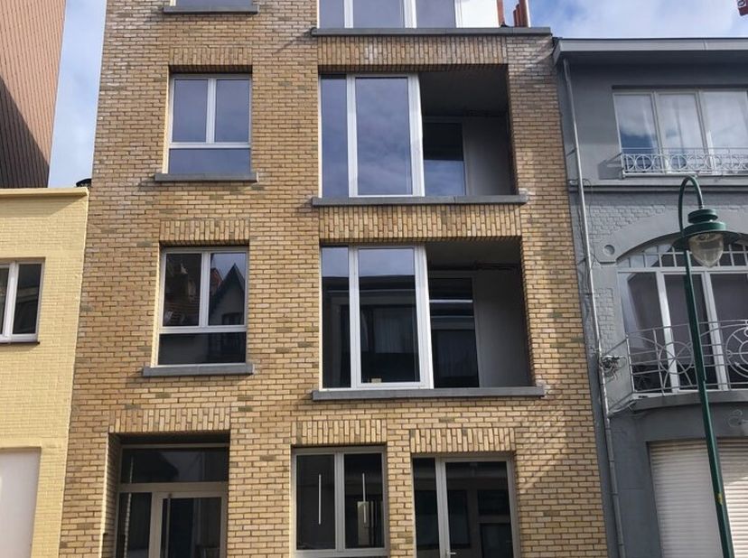 In casco, kleinschalig gebouw, mits afwerking (+ aanvraag omgevingsvergunning) zijn deze indi-individueel verhuurbaar of individueel verkoopbaar op vo
