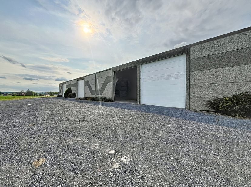 Entrepôt à louer à Zonnebeke d&#039;environ 725 m² avec un grand parking. Il y a également suffisamment d&#039;espace à l&#039;entrepôt pour y monter avec un camion.