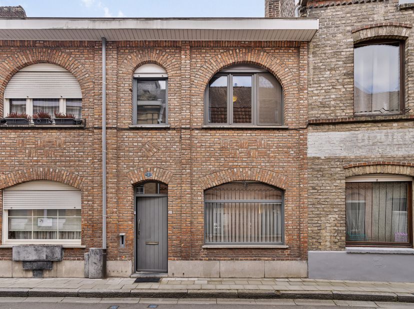 Maison à vendre dans le centre d&#039;Ypres avec 3 chambres et jardin urbain. Situé dans la Lange Meersstraat 21, à quelques pas de la Grote Markt. Idéal p