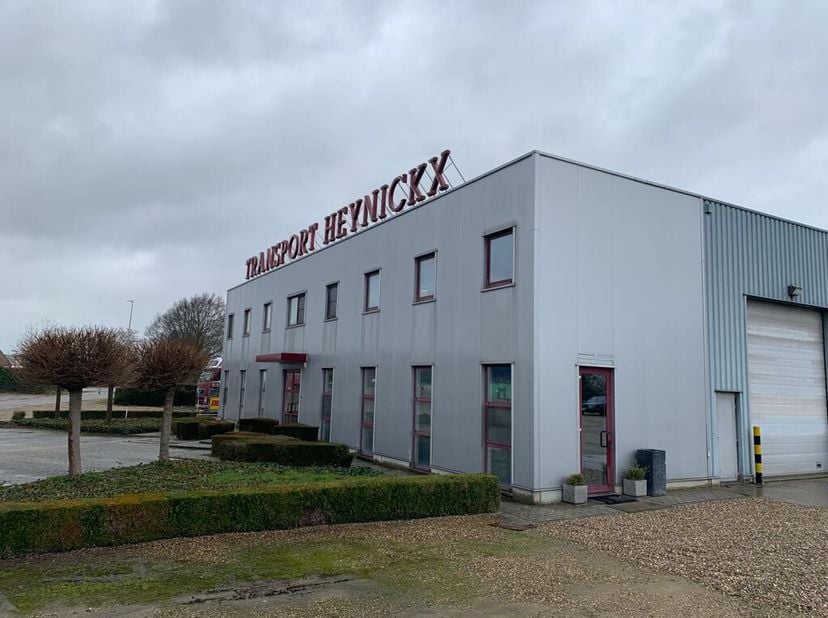 Multifunctioneel bedrijfsgebouw gelegen op het industrieterrein van Bocholt. Het gebouw bestaat uit ingerichte kantoren (200m²). Verder is er een ruim