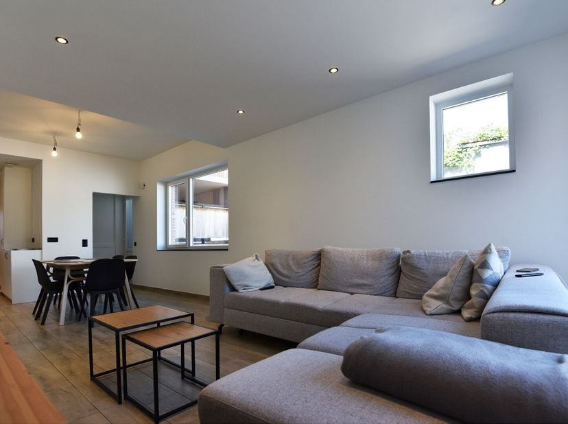 Recent appartement (66 m²) op het gelijkvloers met inkom, lichtrijke leefruimte met open keuken. De keuken is voorzien van inductie kookplaat, dampkap